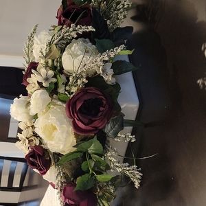 Floral arrangement table centerpiece with roses